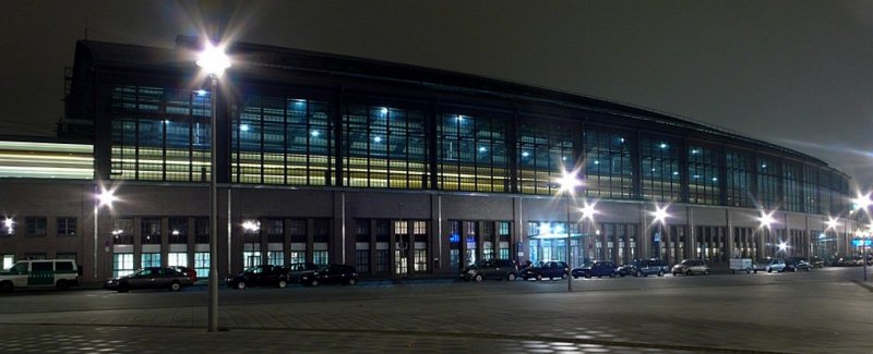 Bahnhof Friedrichstrasse in Berlin, einstiger Zonenbergang,nun oft benutzter Umsteigebahnhof. Hier bei nacht fotografiert.