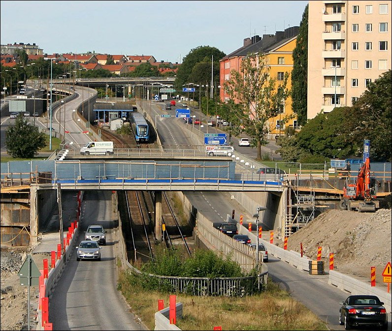 Blick vom Bereich Friedhemsplan auf die Strecke in Richtung Westen. Im Hintergrund ist die Station Thorildsplan zu erkennen. Im Vordergrund sieht man die Tunnelrampe zum Tunnel unter Kungsholmen. 29.08.2007 (Matthias)