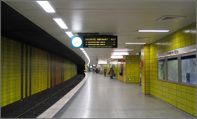 Bornheim Mitte, Linie U4 (B-Strecke). Auch dieser Bahnhof wurde doppelstckig gebaut, hier die untere Ebene Fahrtrichtung Innenstadt. Die vier Station wurde farblich unterschiedlich gestaltet. Die verwendeten Keramikfliesen sind pflegleicht und langlebig. 12.02.2005 (Matthias)