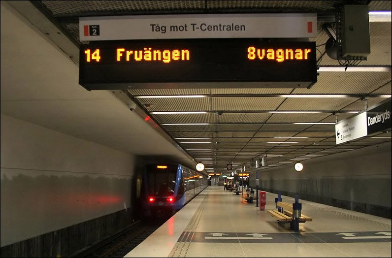 Danderyds Sjukhus, T14, Streckenzweig nach Mrby C. Neben Farsta strand die einzige unterirdische Station der Bauphase in den siebziger bzw. achziger Jahre der Stockholmer U-Bahn die in offener Bauweise entstand. 21.08.2007 (Matthias)
