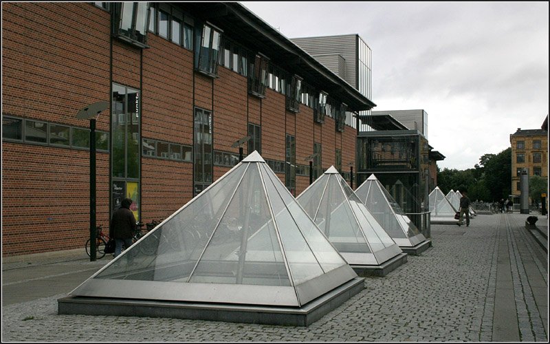 Frederiksberg, Linien M1, M2. Hier endete frher die S-Bahn an einen Kopfbahnhof. Die Glasoberlichter ber dem U-Bahnhof wurden wie bei einigen weiteren Metrostationen pyramidenfrmig gestaltet. 23.08.2006 (Matthias)