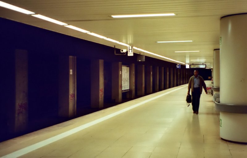 Hauptwache: Die Bahnsteige der U-Bahn haben eine Lnge von 100 Meter, der Mittelbahnsteig der S-Bahn ist 210 Meter lang. Daher liegen die Streckengleise auf dem westlichen Teil des S-Bahnsteiges neben den beiden S-Bahngleisen jeweils hinter einer Sttzenreihe. In Richtung Taunusanlage fdeln die mittigen S-Bahngleise aus der viergleisigen Anlage aus, indem das   U-Bahngleis Fahrtrichtung Osten unterfahren wird. Die Tunnelstrecken wurden in offener Bauweise erstellt. Scan, 09.03 (Matthias)