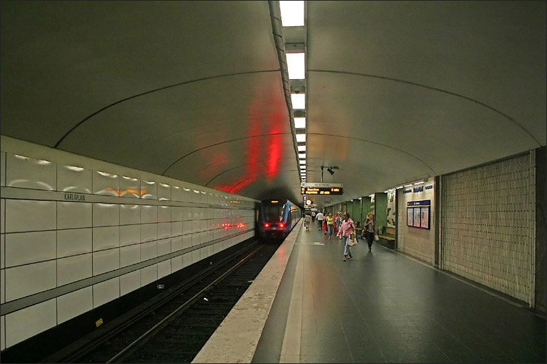 Karlaplan, T13. Am 02. September 1967 wurde die U-Bahnstrecke von stermalstorg bis Ropsten in Betrieb genommen. Die Station Karlaplan liegt 10 Meter unter der Meeresoberflche, bzw. 22 Meter unter dem Gelnde. Ausgnge gibt es an beiden Enden. 19.08.2007 (Matthias)