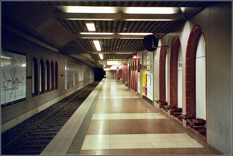 Kirchplatz, Linien U6, U7 (C-Strecke). Die Station wurde teilweise in offener Bauweise und zu einem kleineren Teil (westlicher Bahnsteigbereich) bergmnnisch gebaut. Scan, 09.2003 (Matthias)