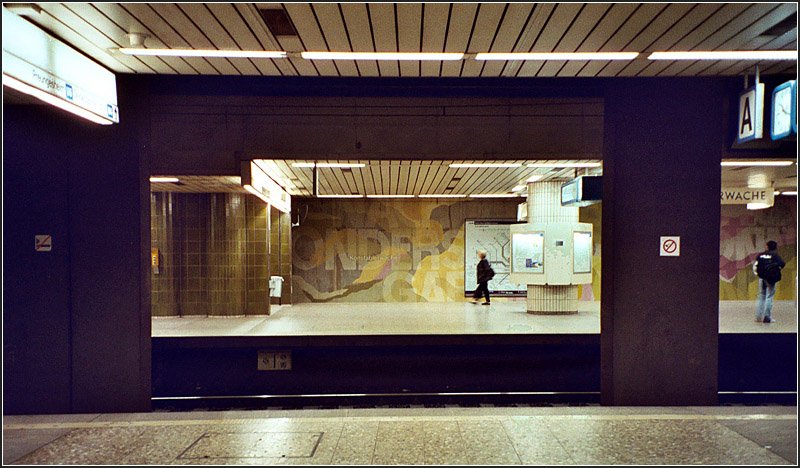 Konstablerwache, U6, U7, S-Bahn. Die S-Bahn befhrt die Mittel-, die U-Bahn die Auengleise. Am 28. Mai 1983 ging die Verlngerung der S-Bahn von der Hauptwache bis hierher in Betrieb. 1986 kam die U-Bahn dazu. Der viergleisige Tunnel unter der Fugngerzone Zeil entstand in offener Bauweise, bis auf ein kurzes Tunnelstck fr die U-Bahn Fahrtrichtung Osten kurz vor der Station Konstablerwache. Diese Rhre entstand bergmnnisch. Auf der Ostseite trennen sich wieder die S-Bahn- und U-Bahngleise, indem die S-Bahn unter das Ostwrtsgleis der U-Bahn unterfhrt. Zustzlich werden die S-Bahngleise hhenmssig auseinandergezogen, da hier spter eine S-Bahnstunnelstrecke zum Ostbahnhof kreuzungsfrei abzweigen soll. Die Tunnels in diesem Bereich wurden teilweise bergmnnisch teilweise offen gebaut. Scan, 09.2003 (Matthias)