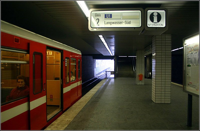 Langwasser Mitte: Direkt am Beginn der Tunnelstrecke liegt diese Haltestelle. Vom nrdlichen Bahnsteigende kann hinaus auf die oberidische Strecke geblickt werden. 04.03.2006 (Matthias)