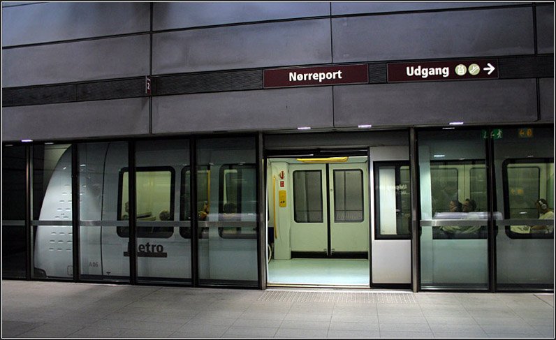 Nrreport, M1, M2: Die automatisch fahrende U-Bahnzge mssen an der richtigen Stelle anhalten, damit die Position der symultan ffnenden Tren bereinstimmen. An dieser Station gibt es eine Verbindung zur hier ebenfalls unterirdisch verkehrenden S-Bahn. 23.08.2006 (Matthias)