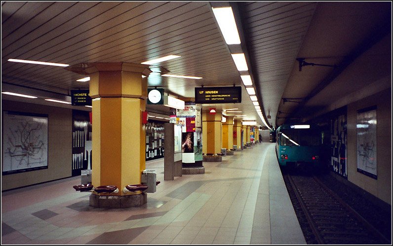 Parlamentsplatz, U7. Die drei U-Bahnhfe des U7-Astes sind architektonisch einheitlich gestaltet, allerding mit unterschiedlichen Farben der Mittelsttzen und individueller knstlerischer Gestaltung der Bahnsteigwnde. Scan, 09.2003 (Matthias)