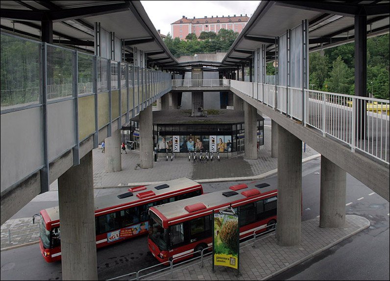 Ropsten, T13. Der stliche Bahnsteigbereich liegt auf zwei getrennten Brckenbauwerken. Hier kann zu den Bussen umgestiegen werden. 16.08.2007 (Matthias)