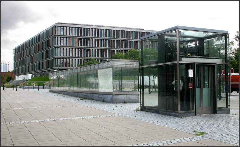 Solbjerg, Linien M1, M2. An der Oberflche ist die Lage des unterirdischen Bahnsteiges an dem groen quaderfrmigen Glasoberlicht zu erkennen. 23.08.2006 (Matthias)