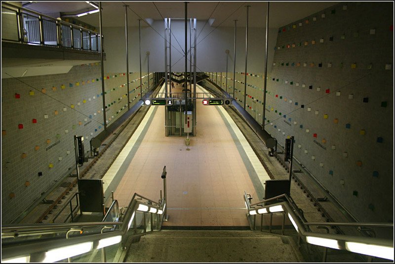 Stadthalle. Die Strecke vom Frther Hauptbahnhof ber Rathaus bis zur Stadthalle ging am 5. Dezember 1998 in Betrieb. Blick vom westlichen Ausgang auf den Bahnsteig. 04.03.2006 (Matthias)