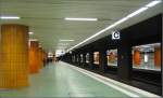 Frankfurt am Main/2633/hauptbahnhof-der-viergleisige-s-bahnhof-liegt-in Hauptbahnhof: Der viergleisige S-Bahnhof liegt in 20 Meter Tiefe unter dem Hauptbahnhof. Ein Teil der Bahnhofsfassade musste fr den Bau abgetragen werden. Die ueren Gleise werden von den Zgen der S3 bis S6 befahren, die beiden Innengleise von den Linien S1, S2, S8 und S9. Der Bahnhof wurde recht schlicht, im funktionalen Stil gestaltet. Die vier eingleisigen Rhren unter dem Gleisvorfeld wurden im Schildvortrieb errichtet, in Richtung Tanunsanlage kam die NT-Bauweise zur Anwendung. Die vier Gleise vereinigen sich zu zwei Gleisen in jeweils eingleisigen Tunnels. 12.02.2005 (Matthias) 