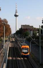 Eine OEG in Mannheim vor dem Fernsehturmfhrt auf die Haltestelle Lessingstrasse zu.