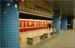 Frankenstrae: Im Gegensatz zu den ersten unterirdischen Bahnhfen in Langwasser, wurden bei den Mitte der siebziger Jahre erffneten U-Stationen die Mittelsttzen rund ausgefhrt und in Kennfarbe der