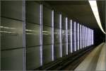 Ziegelstein: Impression der Bahnsteigwand mit den Leuchtdioden.