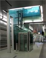 Maxfeld: Der Bahnhof liegt in geringer Tiefenlage, die Treppen und der Aufzug fhren direkt zur Oberflche.