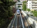 Eisen-Bahn, selten so deutlich zu sehen, wie hier bei der neuen Mtro in Lausanne: Neben den eher unscheinbaren Schienen verlaufen parallel Stromschienen und PneuRadbahnen, und quer dazu unzhlige