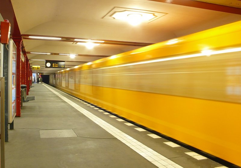 U-Bahn Berlin bei der Einfahrt in die Station Schwartzkopffstrasse