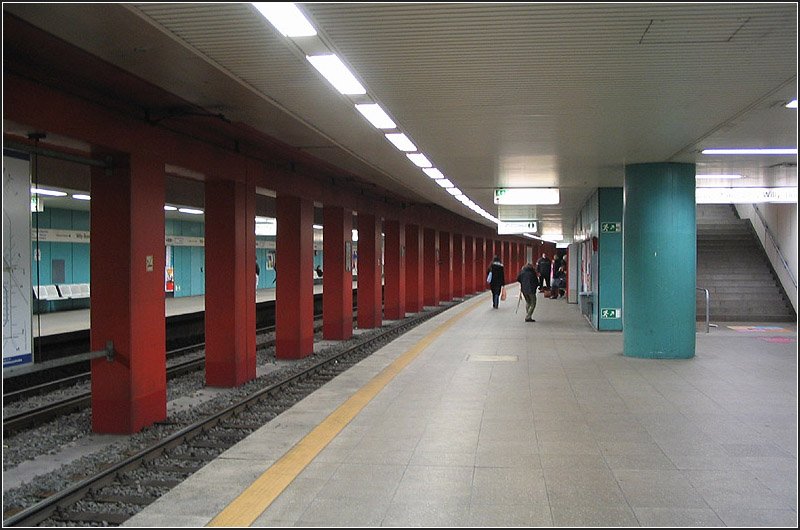 Willy-Brandt-Platz, Linien U1, U2, U3 (A-Strecke). Am 4. November 1973 wurde die A-Strecke um eine Station nach Sden verlngert. Wegen der anschlieenden Mainunterquerung liegen die Bahnsteige im dritten Untergescho. Noch eine Etage tiefer kreuzen hier die Linien U4 und U5. 12.02.2005 (Matthias)