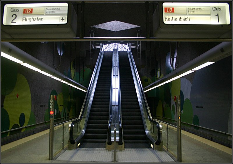 Whrder Wiese: Blick zum sdlichen Ausgang. Hier fhren die Rolltreppen direkt zur Oberflche. Am Nordzug gibt es dagegen ein Zwischengescho. 04.03.2006 (Matthias)