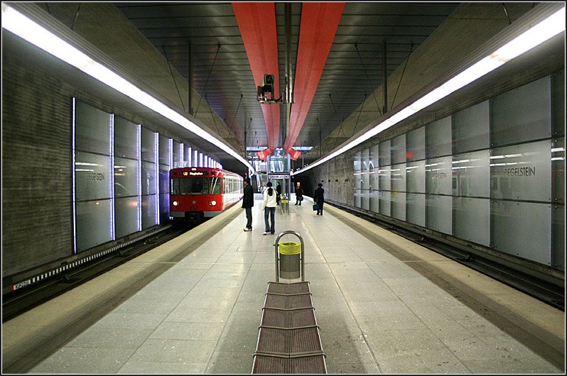 Ziegelstein: Dieser Bahnhof ging zusammen mit der Station Flughafen 1999 in Betrieb. Das im Norden anschlieende mittige Wendegleis knnte zu der Bahnstrecke nach Grvenberg verlngert werden und dies auf U-Bahnbetrieb umgestellt werden. 04.03.2006 (Matthias)