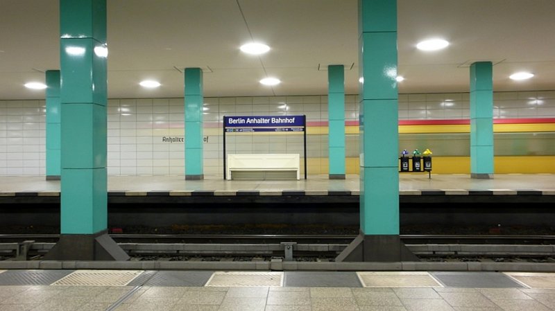Anhalter Bahnhof in Berlin. Nun unterirdisch war er frher ein wichtiger Bahnhof von dem nur noch ein Rest des Eingangsportales brig ist. 
