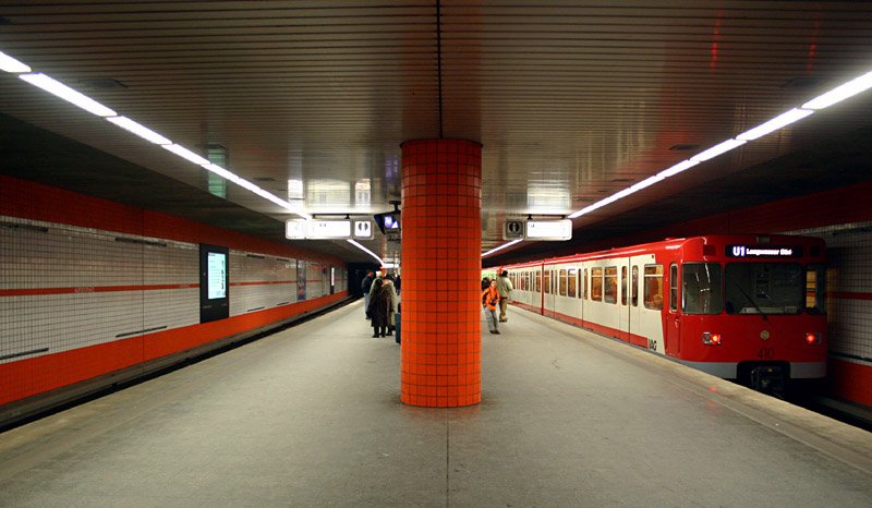 Aufseplatz: Hier sollte eine Ebene tiefer die seinerzeit geplante dritte U-Bahnstrecke Linie U3 kreuzen. Diese Linie wre vllig eigenstndig betrieben worden, die heutige Linie U3 bedient Abzweige der U2. Die Farbe ist hier Orange, da diese Farbe fr die Umsteigbahnhfe gedacht war. Der in offener Bauweise gebaute Streckenabschnitt Frankenstrae - Aufseplatz mit dem Zwischenhalt Maffeiplatz wurde 23. September 1975 erffnet. 04.03.2006 (Matthias)