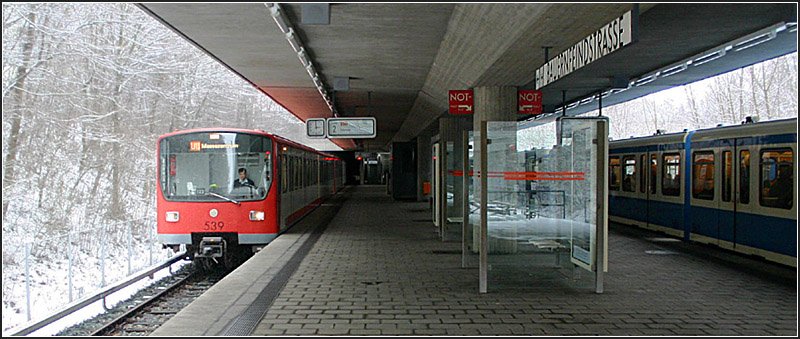 Bauernfeindstrae. Als erste Nrnberger U-Bahnstrecke wurde am 1. Mrz 1972 der Abschnitt Bauernfeindstrae - Langwasser Sd mit sieben Bahnhfen (drei unterirdisch) erffnet. Dieser erster Abschnitt liegt in den sdstlichen Auengebieten von Nrnberg, zur Weiterfahrt in die Innenstadt musste in die Straenbahn umgestiegen werden. So nach und nach arbeiten sich die U-Bahnbauer in die Innenstadt vor und ab 1978 konnte das Zentrum erreicht werden. 04.03.2006 (Matthias)