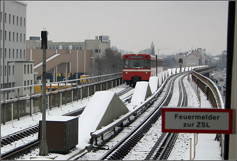 Blick vom Bahnhof Muggenhof auf die Hochbahntrasse in Richtung Frth. Die Hochbahnstrecke wurde schon vorab im Jahre 1970 mit Straenbahnen in Betrieb genommen, damals gab es hier also eine Oberleitung. 04.03.2006 (Matthias)