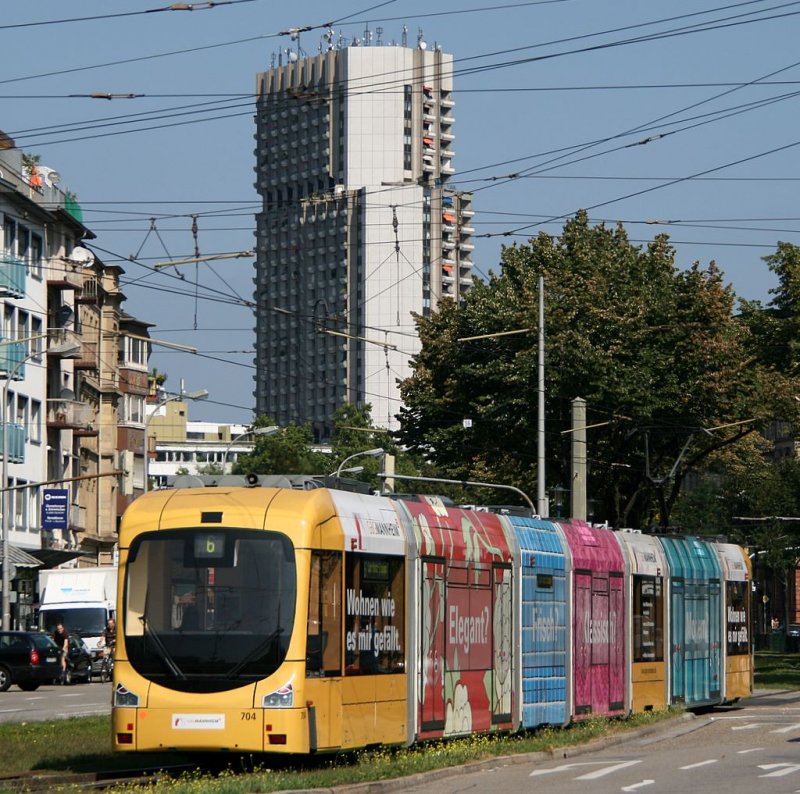 Eine vollbeklebte Strassenbahn in Mannheim an der Haltestelle Rosengarten vor dem Collini Center, ein moderner Hochbau.