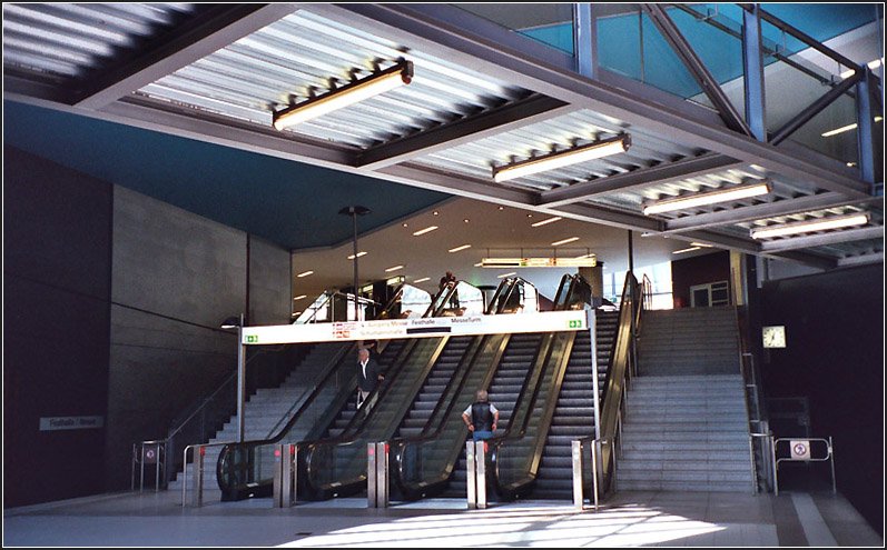 Festhalle/Messe. Linie U4 (B-(D-)Strecke. Grozgige Rolltreppenanlage am nrdlichen Ausgang. Scan, 09.2003 (Matthias)