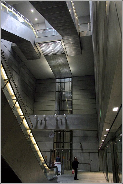 Forum, M1, M2. Hier gewinnt man einen Eindruck von der hohen Bahnsteighalle mit den frei darin eingebauten Rolltreppen. 23.08.2006 (Matthias)