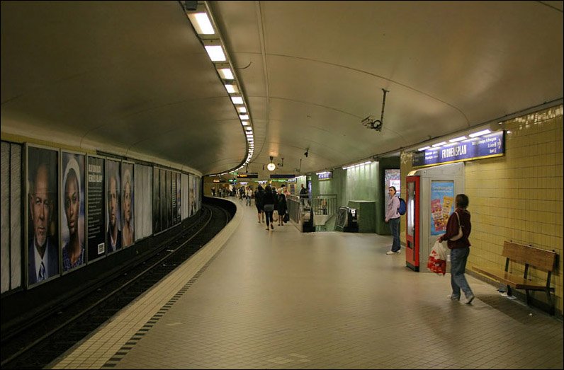 Fridhemsplan, Grne Linie, T17, T18, T19. Hierbei handelt es sich um die erste Tunnelstation in Stockholm die bergmnnisch gebaut wurde. Die Bahnsteige liegen in zwei getrennten Bahnsteigrhren, die ber Querschlge verbunden sind. Die Station war Vorbild fr neun weitere Stationen entlang der in den sechziger Jahren entstanden Roten Linie. (Matthias)