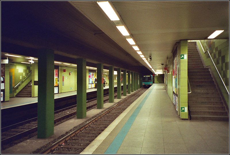 Grneburgweg, Linien U1, U2, U3 (A-Strecke). Diese Station wurde in den neunziger Jahren umgestaltet. Frher bestand die Wandverkleidung aus blauen Emailplatten, whrend sie heute durch grne Fliesen geprgt sind. Scan, 09.2003 (Matthias)
