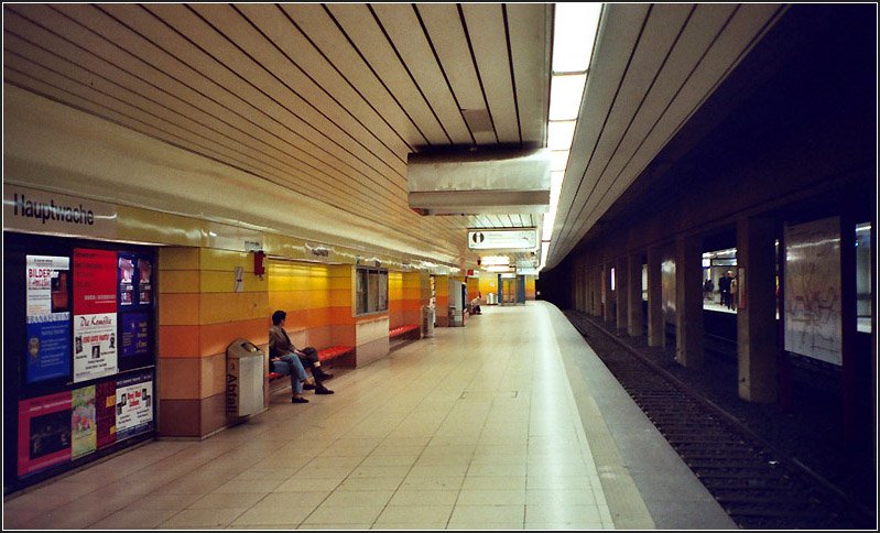 Hauptwache, U6, U7. Die U-Bahn befhrt die Aussengleis mit Seitenbahnsteige der viergleisigen Anlage. In der Mitte liegen die S-Bahngleise mit Mittelbahnsteig. Im Gegensatz zur Konstablerwache kann hier nicht bahnsteiggleich umgestiegen werden. Eine Etage tiefer in der Ebene -3 halten die Zge der Linien U1, U2 und U3. Scan, 09.2003 (Matthias)