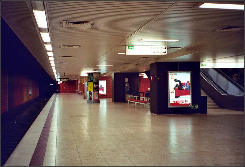 Hhenstrae, Linie U4 (B-Strecke). Blick in die untere Bahnsteigebene. Hier hatte man neben den Bahnsteigen Platz fr ein relativ grozgiges Treppenhaus. Scan, 09.2003 (Matthias)