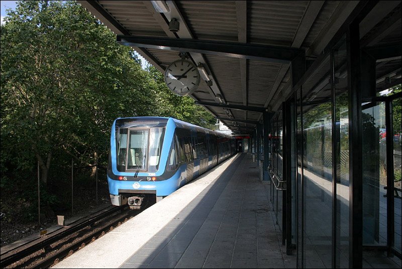 Islandstorget, Grne Linien T19 (T18). Direkt am stlich Ende des kurzen Tunnels liegt diese Station. Die Trasse von der Innenstadt stlich der Station Thoridsplan bis hierher wurde schon 1944 im Straenbahnvorlauf in Betrieb genommen. Nach Umbau wurde die Strecke ab 26.10.1952 als U-Bahn betrieben, einschlielich der Innenstadttunnelstrecke bis Hrterget und der Neubaustrecke nach Westen bis Vallingby. Diese U-Bahnstrecke hatte zunchst noch keine Verbindung zu den Teilstrecken im sdlichen Stockholm. 19.06.2007 (Matthias)