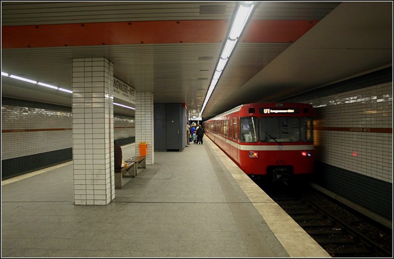 Langwasser Mitte: Die ltesten unterirdischen Stationen wurden sehr schlicht gestaltet. Alle drei Haltestellen liegen in einfacher Tieflage, der gesamte Tunnelabschnitt wurde in offener Bauweise errichtet. 04.03.2006 (Matthias)