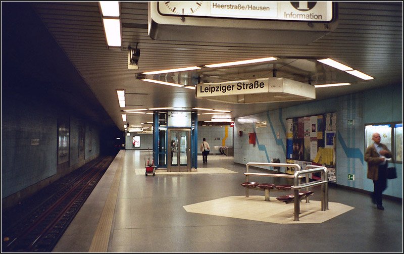 Leipziger Strae, Linien U6, U7 (C-Strecke). Die untere Bahnsteigeben (Stadtauswrtsrichtung) wurde farblich anders gestaltet, als die Ebene darber. Scan, 09.2003 (Matthias)