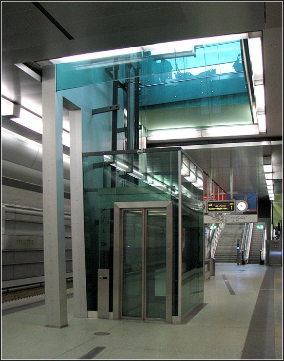 Maxfeld: Der Bahnhof liegt in geringer Tiefenlage, die Treppen und der Aufzug fhren direkt zur Oberflche. Die beiden Streckentunnelrhren zum Verzweigungsbahnhof Rathenauplatz entstanden in unterirdischer Bauweise. 28.06.2008 (Jonas)