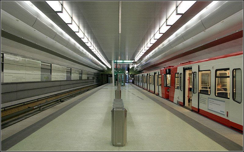 Maxfeld. Die dritte Nrnberger U-Bahnlinie ging am 15. Juni 2008 in Betrieb. Die U2 befhrt gemeinsam mit der U2 den Abschnitt Rathenauplatz - Rothenburger Strae und hat jeweils im Norden und Sdenwesten der Stadt ihre eigene Zweigstrecke. Der Abzweig im Norden endet momentan am Bahnhof Maxfeld, eine Verlngerung nach Westen mit zwei Bahnhfen bis Friedrich-Ebert-Platz ist im Bau und soll 2010 fertig sein. Der bislang bestehende nrdliche Zweig hat nur diesen einen Bahnhof. 28.06.2008 (Matthias)