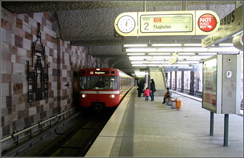 Opernhaus: Bahnsteigansicht diese ungewhnlichen Bahnhofes. 04.03.2006 (Matthias)