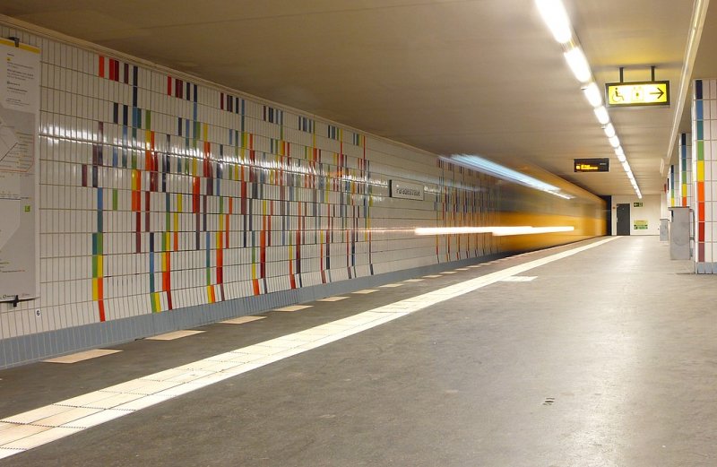 Paradestrasse in Berlin: Die Anordung der Fliesen an der Wand wurde von einer Architektin nach einem bestimmten mathematischen Muster gemacht. Dieselbe Architektin designte auch den Bahnhof Spichernstrasse,der diesem doch sehr hnlich ist.