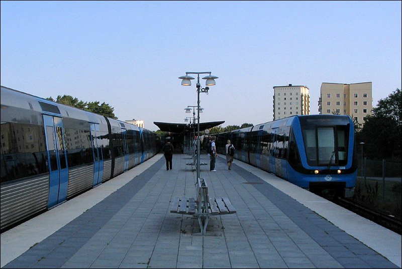 Rcksta, Grne Linien, T19 (T18). Typischer Unterwegsbahnhof im morgendlichen Licht. Erffnet am 26.10.1952. 23.08.2007 (Jonas)