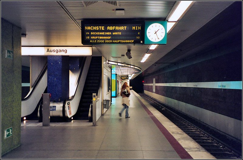 Rmer, Linien U4, U5 (B-Strecke). Diese Station liegt in der Altstadt von Frankfurt nahe des Domes. Die recht tief liegende Station entstand in offener Bauweise, die Einzeltunnelrhren in Richtung Konstablerwache im Schildvortrieb, in Richtung Willy-Brand-Platz in NT. Scan, 03.2004 (Matthias)