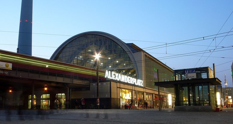 S-Bahnhof Alexanderplatz,wohl einer der berhmtesten Pltze, wenn auch nicht der schnste in Berlin.
