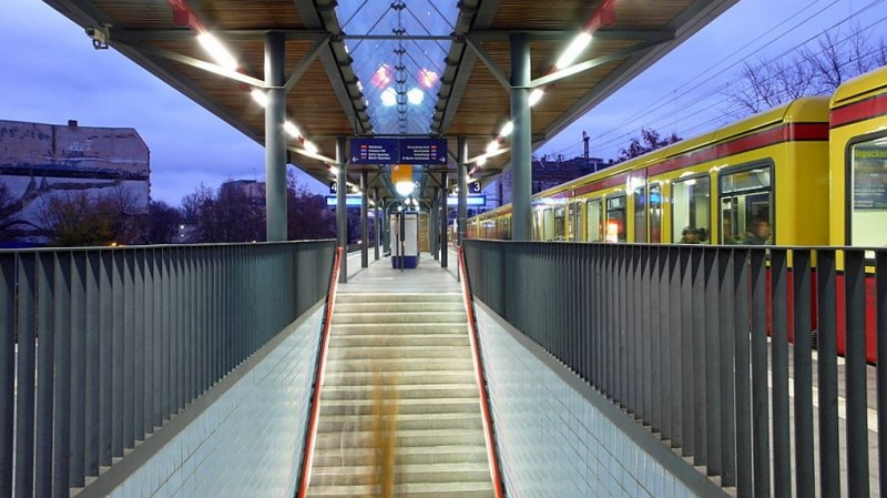 S-Bahnhof Tiergarten in Berlin bei Dmmerung.