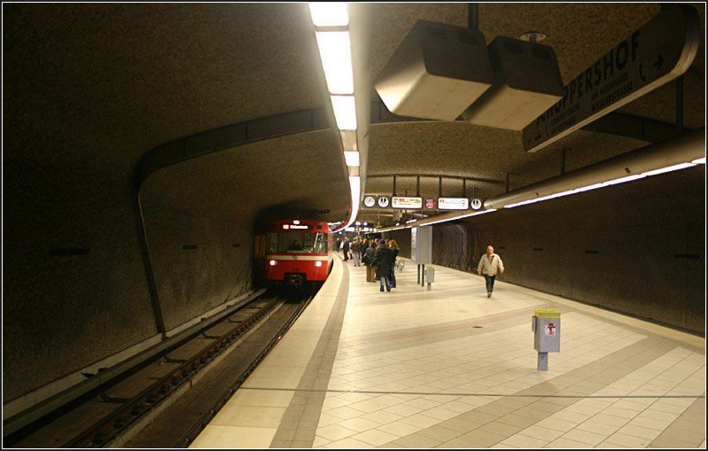 Schoppershof. Am 22. Mai 1993 wurde die U2-Nord um zwei Stationen verlngert. Die Bahnsteighalle wird durch eine grobe Betonoberflche geprgt. Der Nordausgang besitzt ein Zwischengescho, der Sdausgang fhrt direkt zur Oberflche. 04.03.2006 (Matthias) 