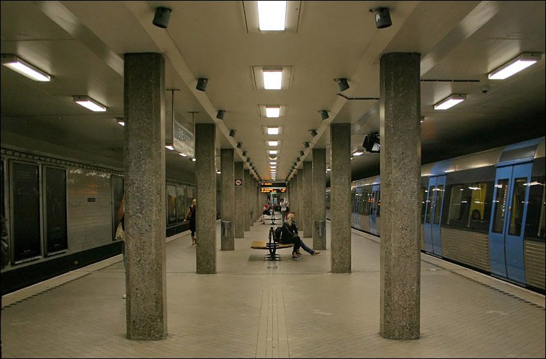 S:t Eriksplan, T17, T18, T19. Unterirdische Station mit doppelter Sttzenreihe. 08.2007 (Matthias)