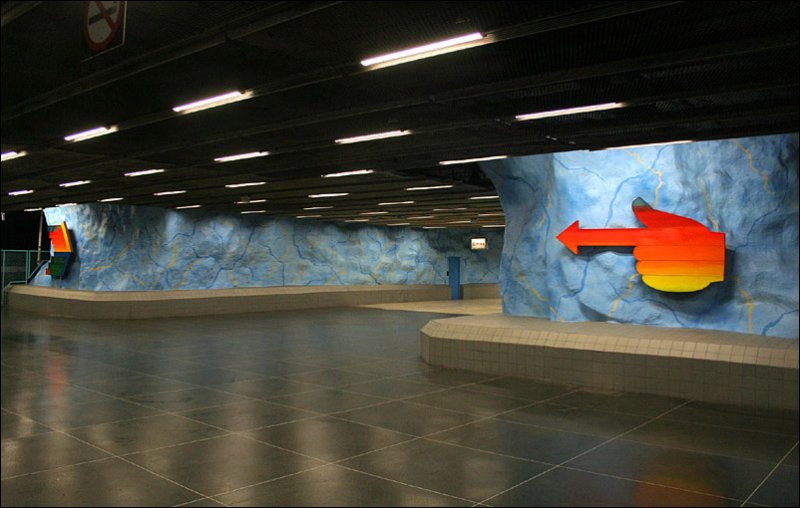Stadion, T14. Ausgnge gibt es an beiden Bahnsteigseiten. Die Station liegt in etwa 25 Meter Tiefe unter dem Gelnde und noch ca. 5 Meter unter dem Meeresspiegel. 21.08.2007 (Matthias)
